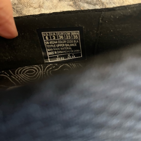 Skechers slip on shoes, black size 6. Relaxed FIT, Air-cooled MEMORY FOAM. EUC - Picture 2 of 4